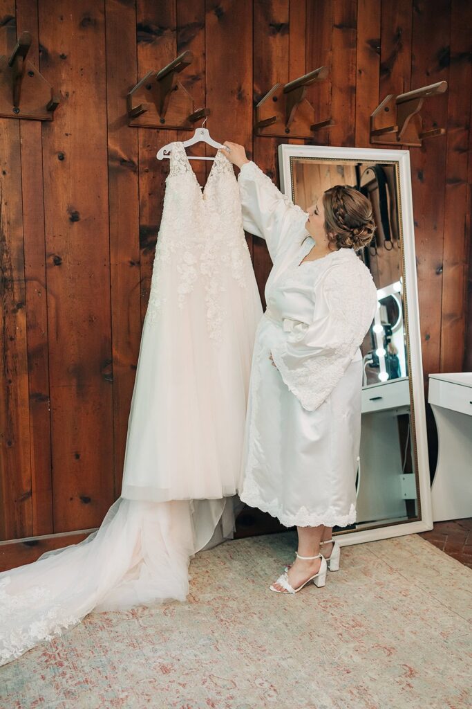 bride getting ready in bridal suite at Mayowood Stone Barn in Minnesota
